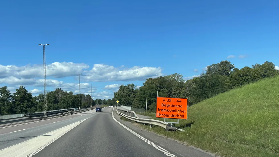 Arbete ska ske på Riksbron kommande månader och kommer att orsaka köer. Välj gärna annan väg, skriver kommunen på sin hemsida.