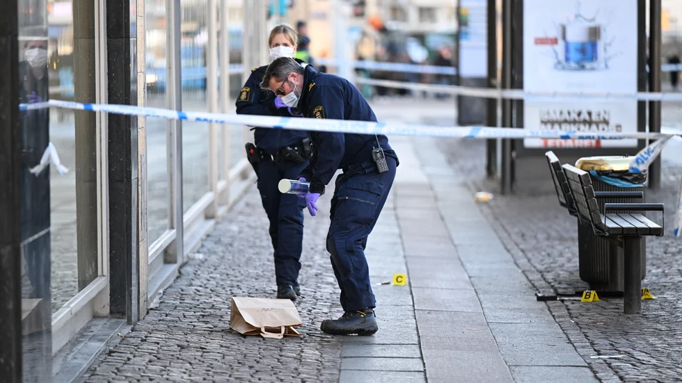Polisens kriminaltekniker på platsen där flickan knivhöggs. Arkivbild.