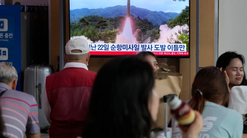 Människor i Sydkorea tittar på ett nyhetsinslag om Nordkoreas robotuppskjutning.