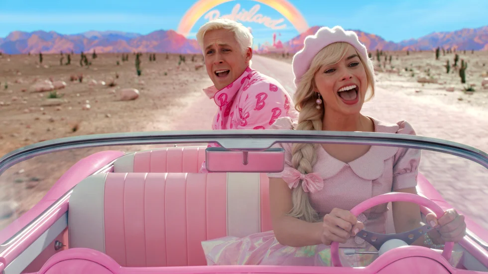 Den nya Barbie-filmen med Margot Robbie och Ryan Gosling skildrar två världar ur ett feministiskt perspektiv. 
