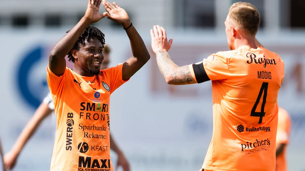 Abdul-Halik Hudu (till vänster) är avstängd och därmed fick Jesper Modig och övriga lagkamrater klara sig utan mittfältaren i bortamötet med Östersund.