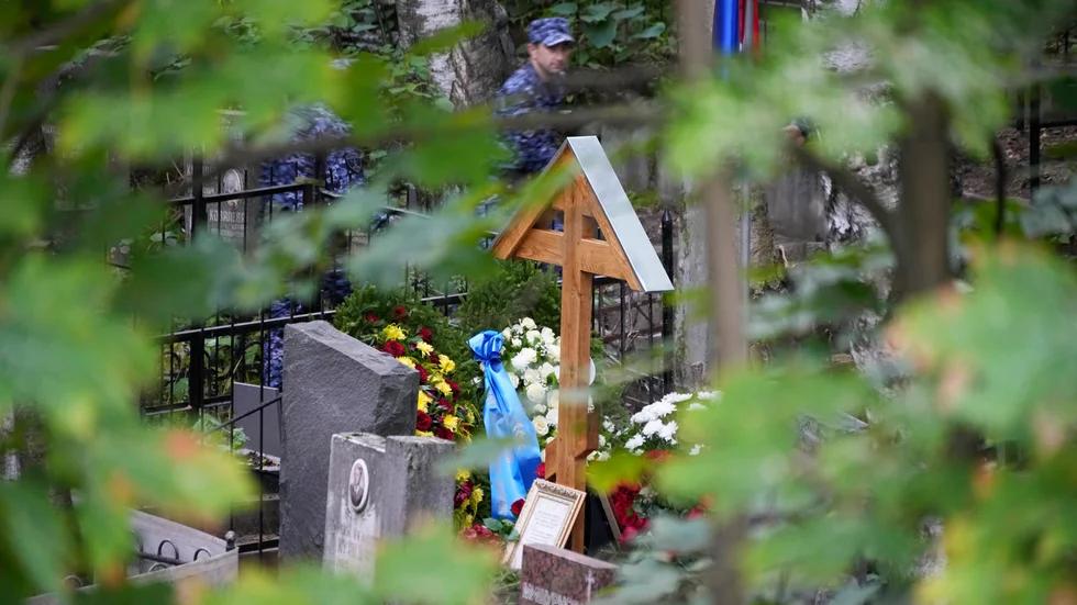 Blommor vid det som sägs vara Jevgenij Prigozjins grav på kyrkogården i S:t Petersburg