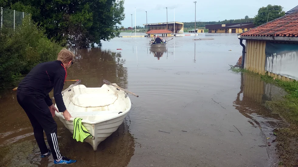 Hela arenan med omklädningsrum, kiosk och kanslilokaler, ligger under vatten. Uppskattningsvis är det över en meter vatten på Tegelvallen i Heby.