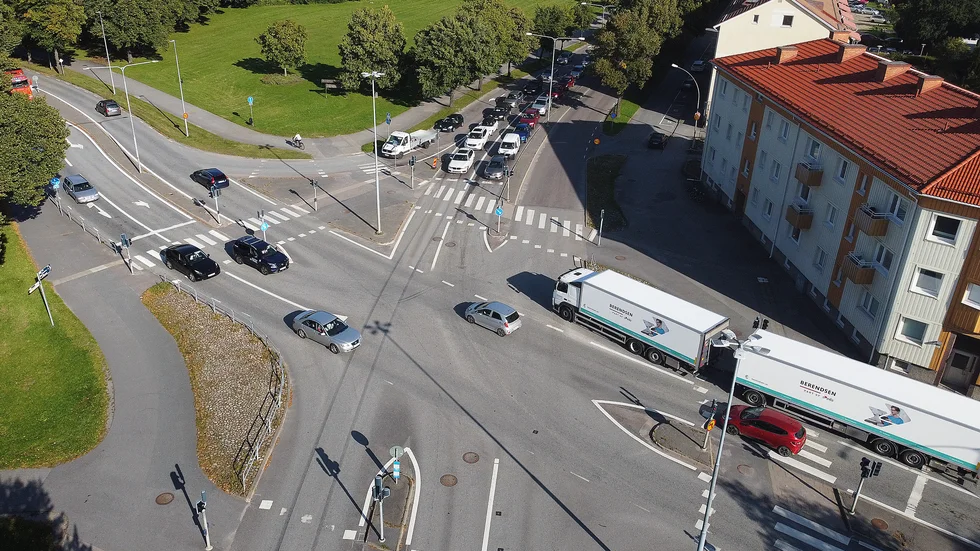 Det är just nu extra knepigt att ta sig fram i korsningen mellan Carlavägen och Intagsgatan i centrala Eskilstuna.