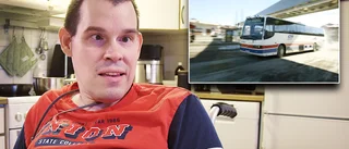 Oscar fick inte åka med bussen – för att han har rullstol
