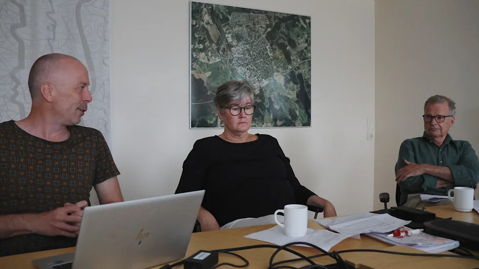 Den politiska ledningen i Vimmerby beslutar att sänka fasta arvoden till politiker med fem procent. Det innebär varierande lönesänkningar mellan 840 och 3 225 kronor för fr. v Lars Johansson (V) Helen Nilsson (S) och Jacob Käll (C) 
