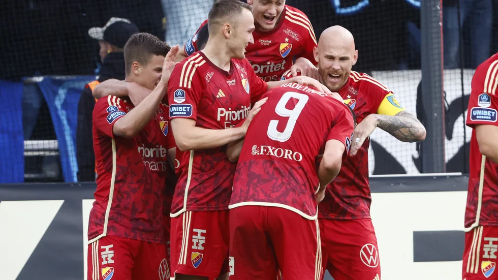 Djurgårdens Magnus Eriksson, i gul bindel, jublar med Haris Radetinac (9) efter 2–0-målet mot IFK Norrköping.