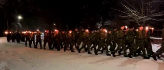 Se när 500 soldater gick fackeltåg i Enköping