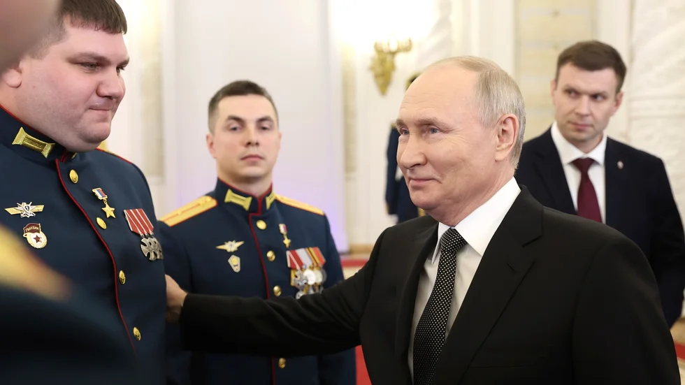 Rysslands president Vladimir Putin vill sitta ytterligare sex år vid makten, meddelade han på fredagen.