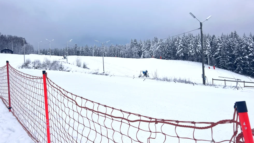 I år är hela Ombergsliden belagd med snö, till skillnad från förra året när bara pulkabacke och stora backen var igång. 