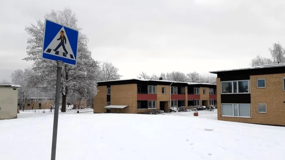 Oppeby Gård är ingen ö i Nyköpings kommun, isolerad och hemlighetsfull: snarare en finurlig och hoppfull plats, men med förhinder. 