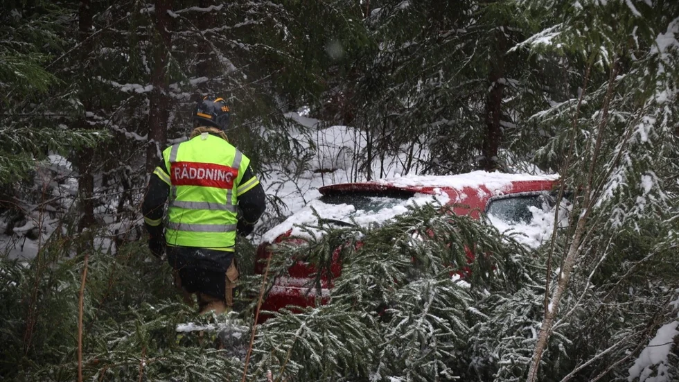 En personbil åkte av väg 273 utanför Almunge.