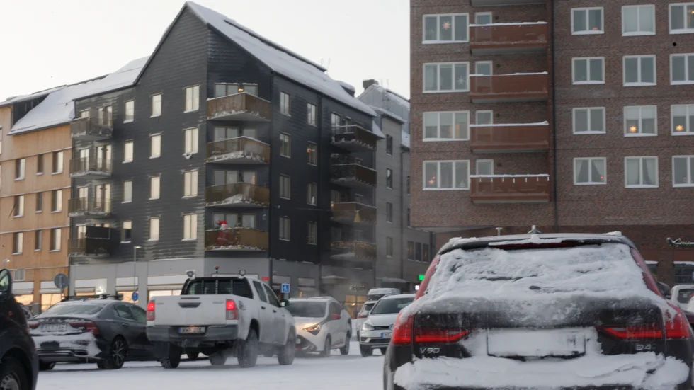 En polispatrull fann den nedblodade kvinnan, utan en sko, i närheten av Kirunas nya centrum. 