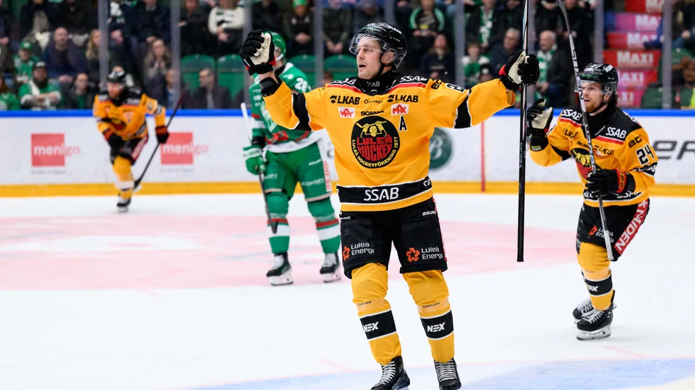 Luleå Hockeys Juhani Tyrväinen och Brendan Shinnimin jublar efter Tyrväinens mål i andra perioden borta mot Rögle.
