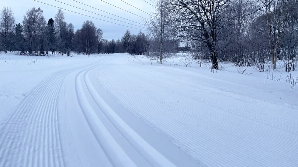 Nypistat på Porsön. Mini-skidspåren trampas en gång i veckan eller oftare vid behov. Det här är starten vid kanten av parkeringen bakom sporthallen. Spåret har ingen belysning.