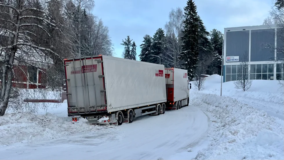 En lastbil med släp blockerar Portvägen.