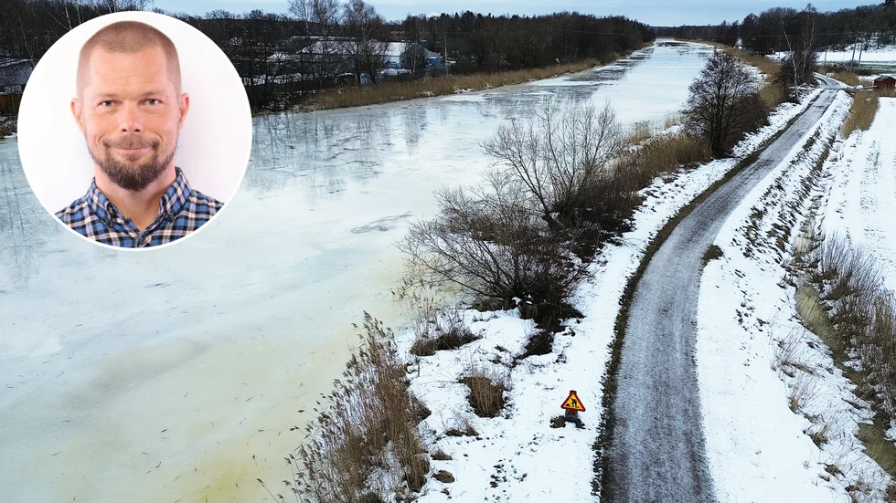 Hydrologen Niclas Hjerdt förklarar orsakerna till den ovanligt höga vattennivån i Eskilstunaån. 