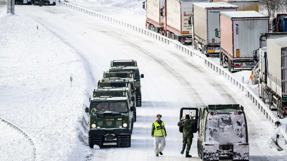 Kökaoset på E22 pågick 3–4 januari. Här är bandvagnar och polis på plats för att få loss fordon som fortfarande satt fast eftermiddagen 4 januari. Uppemot 1|000 bilar satt fast under natten.