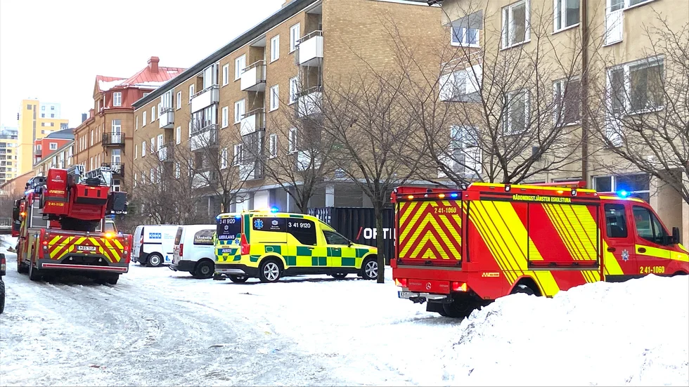 Räddningstjänst och ambulans larmades till platsen. Även polisen var på plats och spärrade av.
