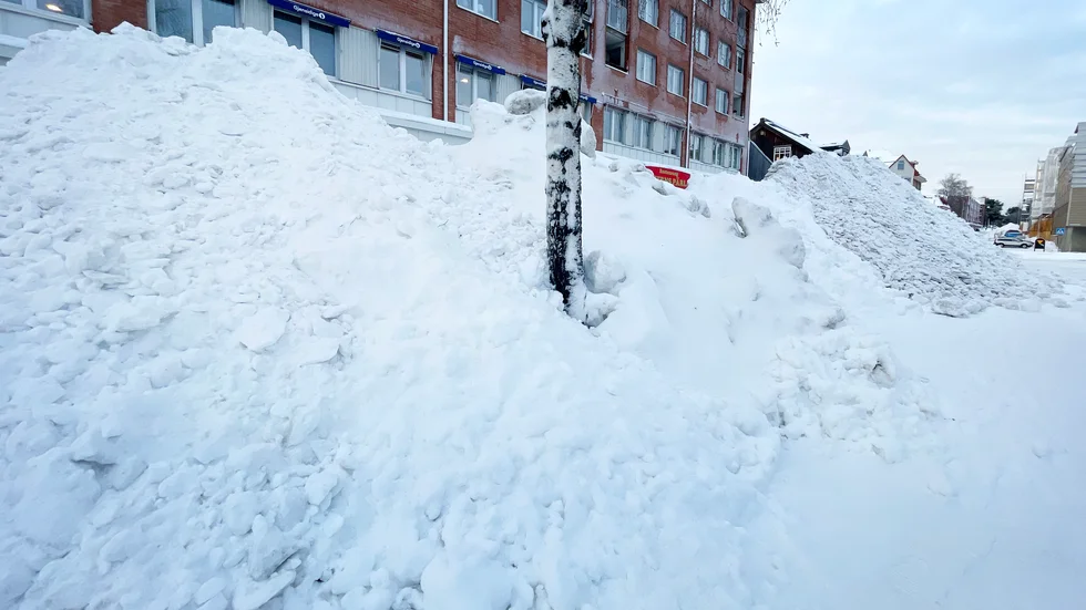 Jättesnöhögen utanför Österns pärla. Inom en vecka kan snöhögarna i Luleå centrum vara borta, förutsatt att det inte snöar mer.