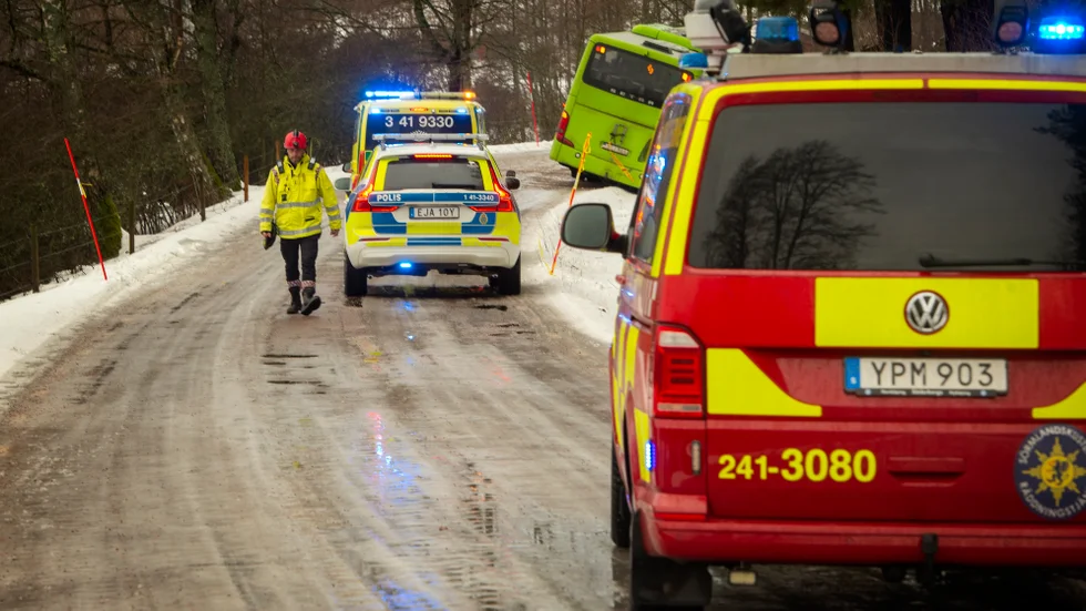 Det usla väglaget gjorde att bussen gled av vägen och ner i diget – med 18 passagerare ombord.