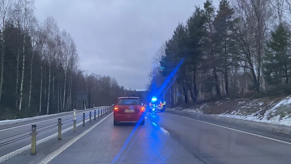 Köer uppstod när vägen stängdes av vid bärgningen av den olycksdrabbade bilen.