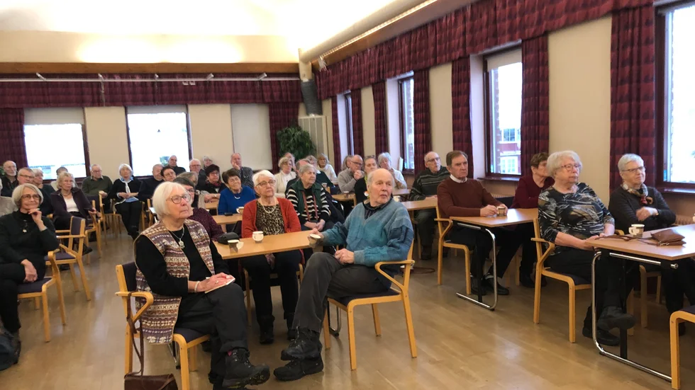 Medlemmarna lyssnar på föreläsningen.