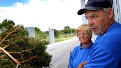 Kerstin Norrehed och Kenneth Nyberg på återvinningscentralen i Visby.
