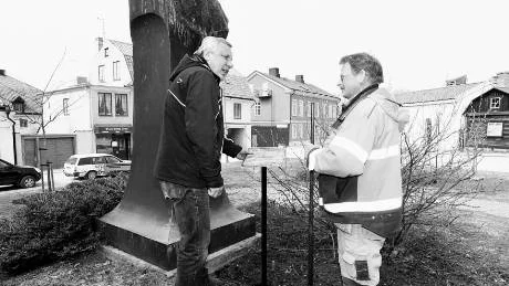Efterlängtat. Parkarbetarna har länge fått agera guider eftersom det fattats en informationsskylt vid Polhems byst. I går kunde Sune Melander och Bo Lindgren sätta den på plats.Foto: Rolf Jönsson