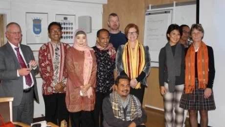 <7GT_Bildrubrik>delegation</7GT_Bildrubrik>. Den indonesiska delegationen, Syamsuhaidi, Sitti Rohmi Djalilah, Taofik, Gufranuddin, I Gusti Putu Ekadana, Leanne Wijaya och projektledaren John Higson, tillsammans med länsrådet Anders Granat, landshövding Cecilia Schelin Seidegård och högskolans prorektor Karin Bengtsson.