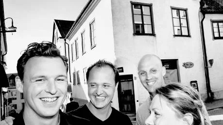<7GT_Bildrubrik>NÖJDA.</7GT_Bildrubrik> Peder, Simon, Jens och Josefine Jessen har en saluhall ihop. "Vi riktar oss inte bara till köpstarka kunder utan till alla intresserade av mat", säger Peder om den exklusiva satsningen.