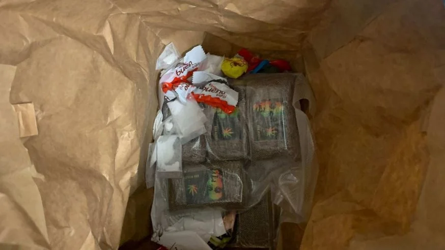 I en påse instoppad i tvättmaskinen låg förpackad narkotika. 