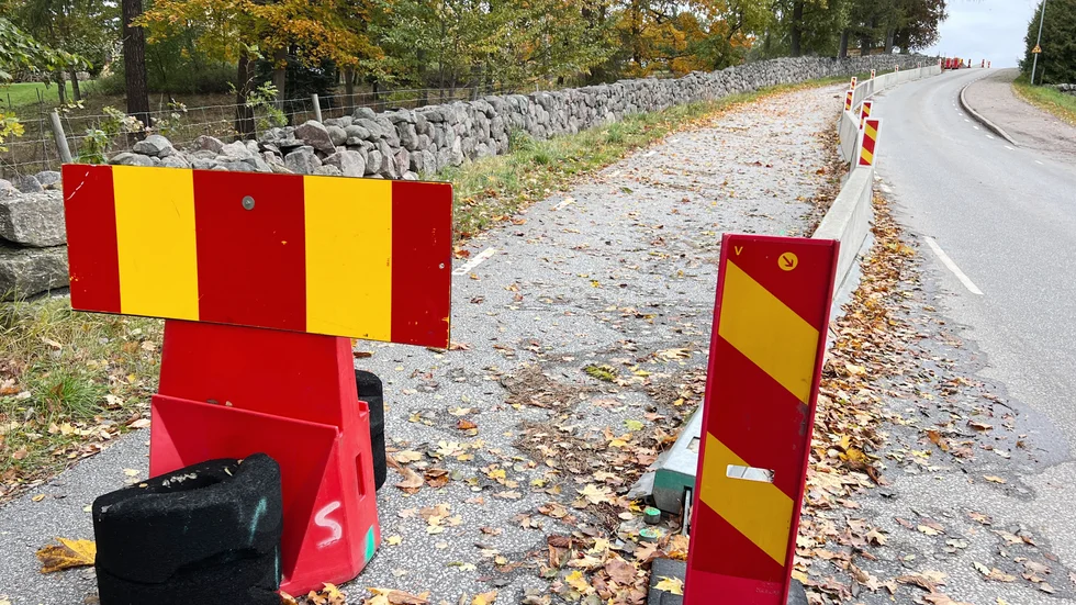 Trafikverket borde ha ställt betongfundamenten intill muren på länsväg 1078 vid Borensberg, menar insändarskribenten.