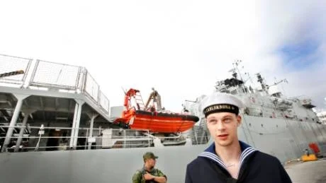 HMS Carlskrona ska bekämpa pirater i Afrika, men Tim Johansson ska inte följa med.foto: linda berglund