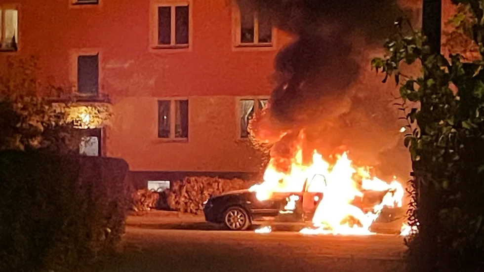 Här står bilen i lågor i bostadsområdet. 