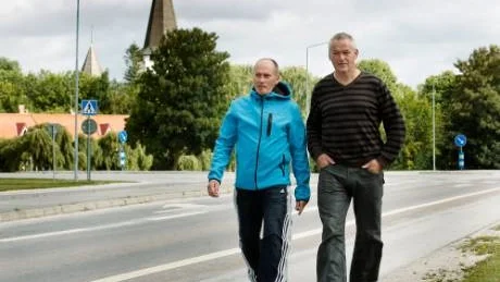 Vädjar. Konflikten om brottet i Bunge eskalerade när poliserna kom. Jörgen Pettersson och Nisse Karlström har förstått att den också satt spår bland skolbarnen. "Vi vill be alla att ta det lugnt. Vi ska ju fortsätta att leva här", säger de.Foto: Rolf Jönsson