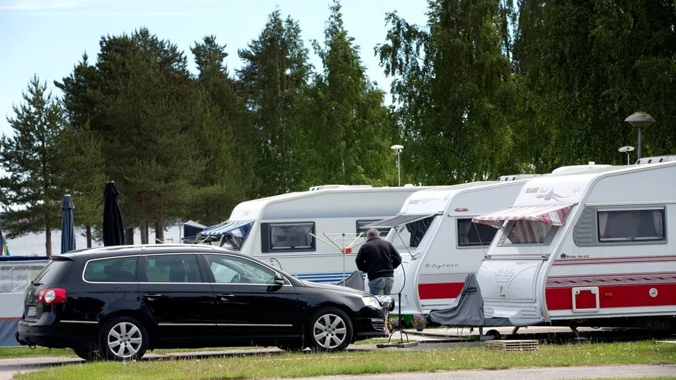 Ödeshelg. Till helgen brukar det i normala fall vara fullbelagt på campingarna. Nu hoppas campingägarna att regnvädret vänder.