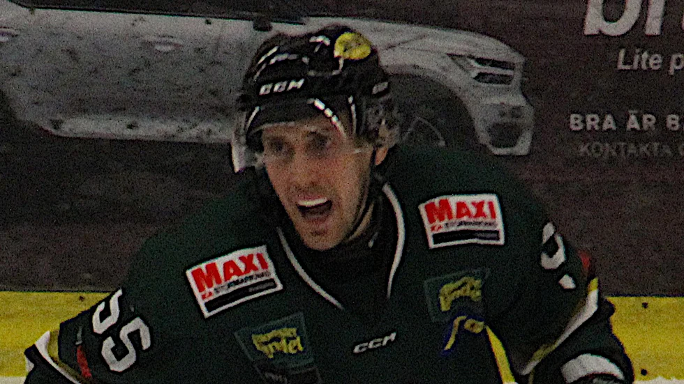 Robin Nilsson, lagkaptenen i ESK Hockey, tar med sig sistaperioden mot Väsby till nästa match, borta mot Arlanda Wings. 0-5 efter två perioder blev 3-7 till slut.