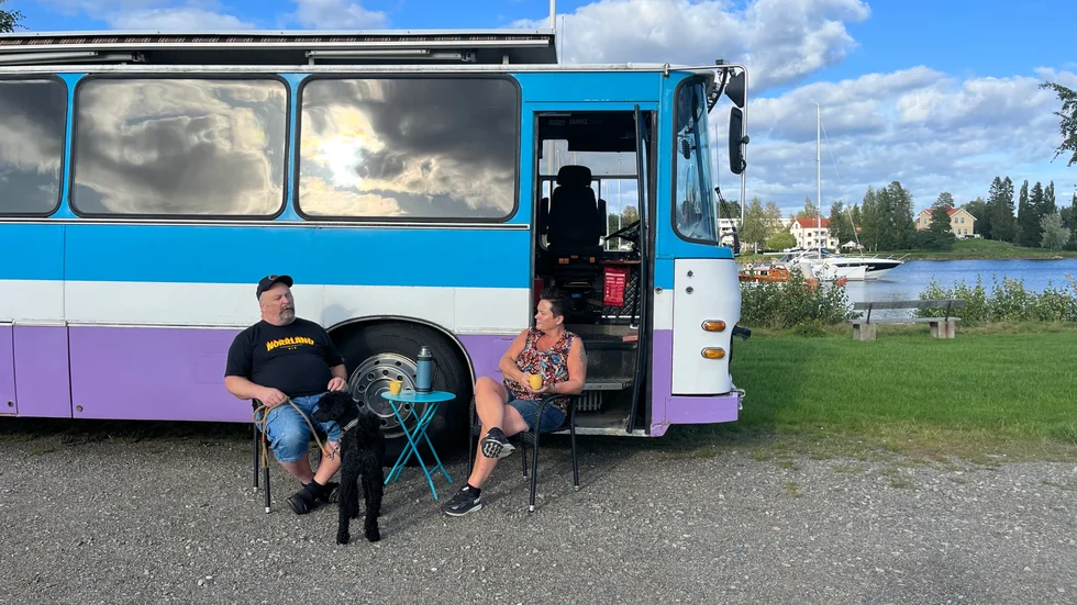 Danne och Camilla Nilsson åker helst inte så långt med husbussen. Idag har de parkerat i Kurjoviken som är på hemmaplan.