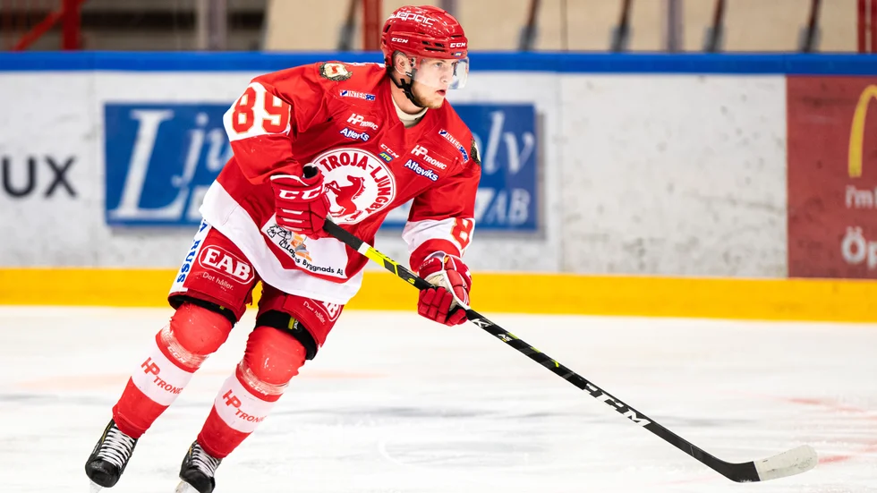 Tim Bothén, här i Troja-Ljungbys tröja, lånas ut från Kalmar HC till Visby Roma. 