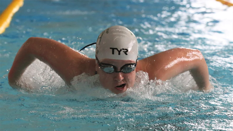 13-åriga Ellie Brolin från Wisby SS tävlade i Peter Asp Swim.