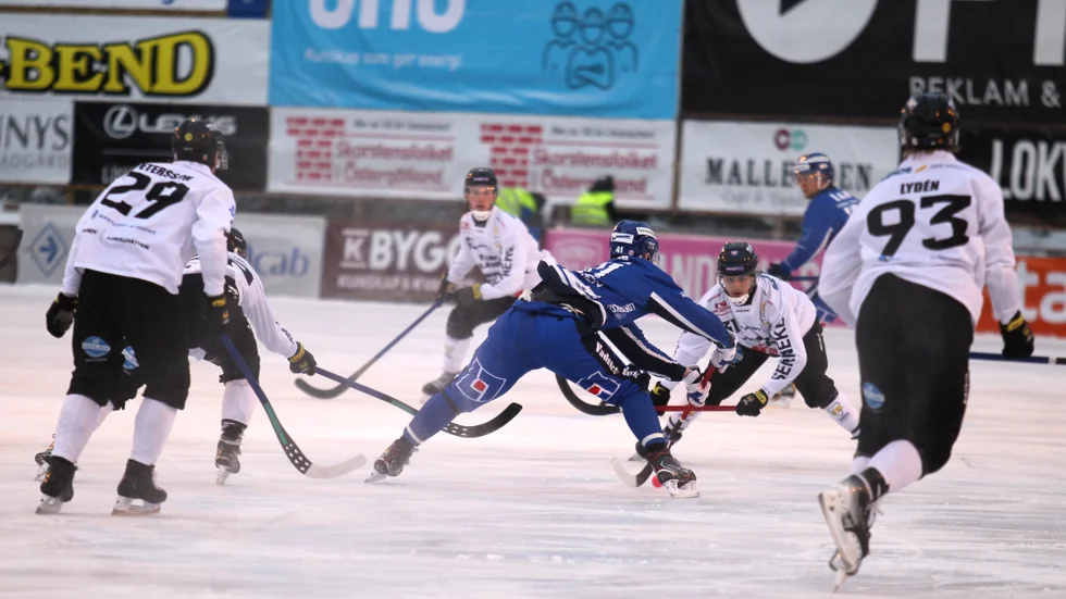 IFK Motala, här Elias Gillgren i segermatchen mot Gripen-Trollhättan i nyårshelgen, är i pressat läge i elitserien och behöver poäng. På onsdagen väntar Edsbyn hemma på den lagade LMT arena.