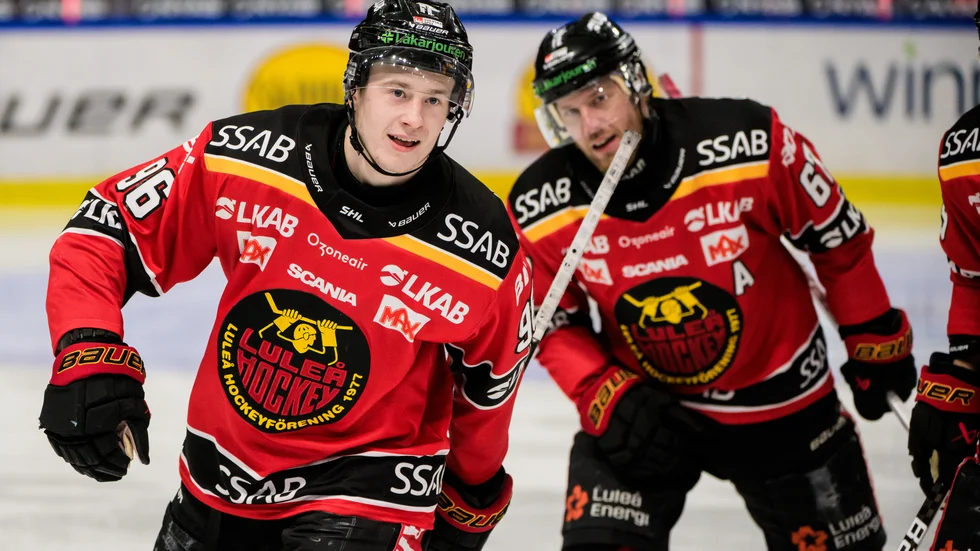 Luleås Pontus Andreasson och Linus Omark jublar efter 2-0 under ishockeymatchen i SHL mellan Luleå och Färjestad den 28 december 2023 i Luleå.