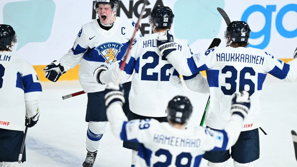 Jere Lassila, med ett C på bröstet, jublar och firar med lagkamraterna efter att ha skickat Finland till semifinal i junior-VM efter stor dramatik.