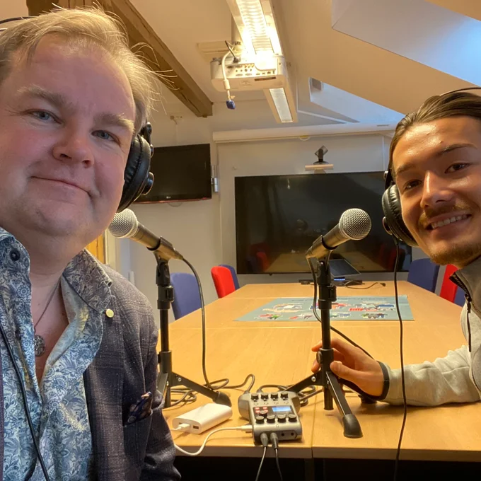 Radiosnack. Fotbollsproffset Adam Larsson gästar Sportsnack och berättar om läget mellan två jobb. Det är inte officiellt än var han ska vidare. Vi pratar om Boren och Maif, och äventyret i Finland, plus hunden Loco.