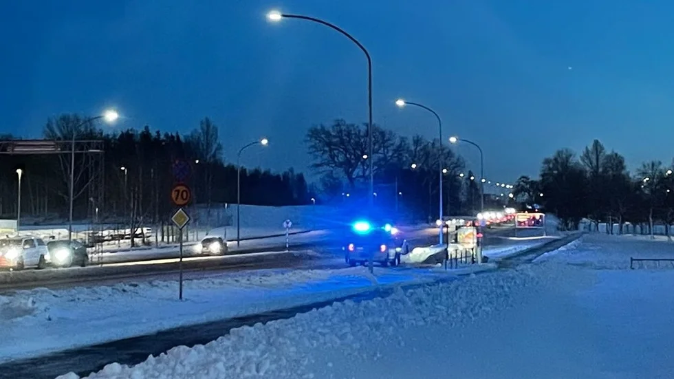 Flera polispatruller larmades ut till Bergsvägen efter larm om höga smällar på onsdagseftermiddagen.