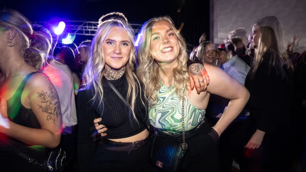 Årets hemvändarfest på Piteå Stadshotell lockade över 900 besökare. Många samsades på kvällens dansgolv, däribland kompisarna Olivia Persson och Malou Larsson.
