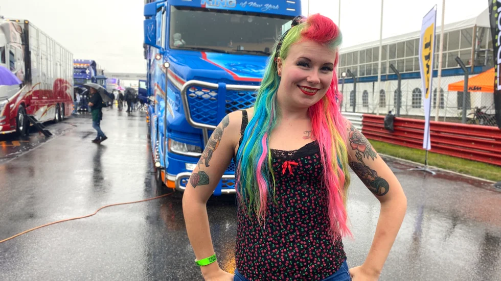 Katarina Kalinen har tagit sig till Mantorp park från Finland. Hennes pappa är lastbilschaufför och hon har nästan växt upp i förarhytten. Även pojkvännen är lastbilschaufför. Själv jobbar hon inom metallindustrin. "Vi har flera amerikanska bilar hemma och jag tycker om den amerikanska kulturen."