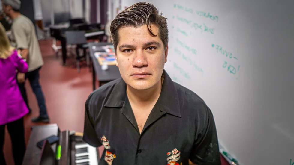 Elias Kapari är Nyköpingssonen som står bakom ett stort antal av de hits du hört i radio under senare år. På många sätt började hans karriär med estetprogrammet på Tessinskolan (ett program som idag huserar på Gripen).