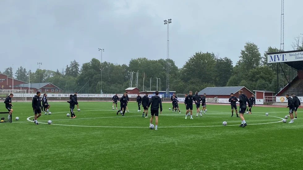 Motala AIF:s division 1-lag tränade på fredagen. Minst en ändring blir det till söndagens match mot Täby FK.